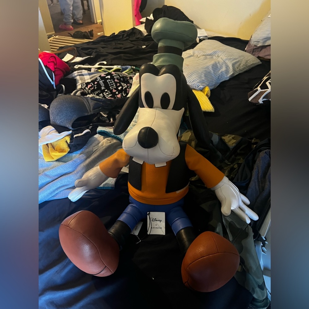Disney coach Pluto collectible